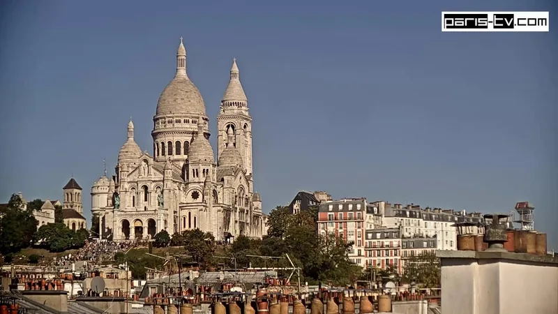 Sacré-Cœur & Montmartre camera view in Paris